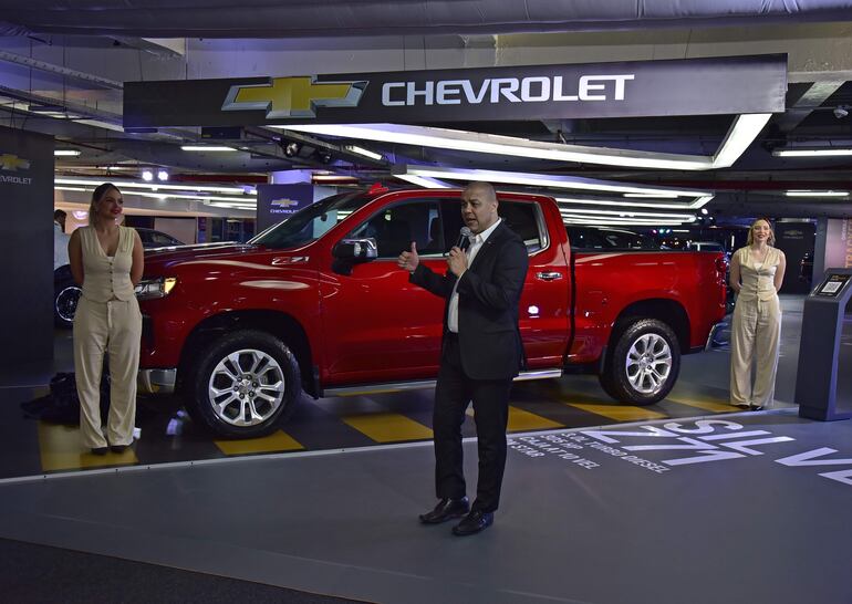 Álvaro Espínola, country manager de General Motors en Paraguay, destaca las virtudes de la Chevrolet Silverado Z71.