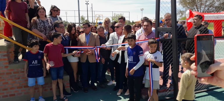 Momento en que las autoridades locales, departamentales y familiares de Adolfina Espínola de Cardozo desatan la cinta y dejan inaugurada la nueva plaza en el barrio Colinas de Pilar.