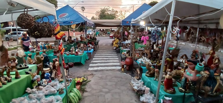 varias piezas de cerámicas expuestas en la doble avenida de Areguá