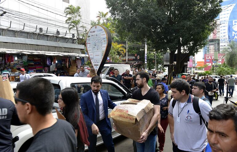 El fiscal Osmar Legal retira documentos de la empresa Mobile Zone, en la galería Jebai Center de Ciudad del Este, durante el Operativo Llamada, desplegado el martes pasado.