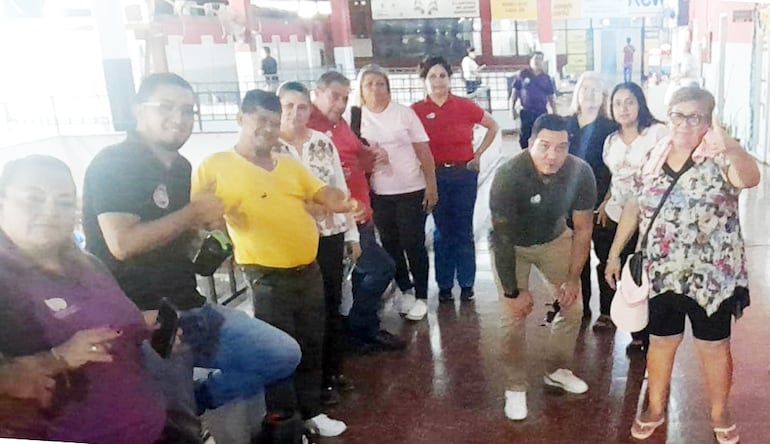  Funcionarios de la Estación de Buses de Asunción protestan hoy por mora de cinco meses, de "Nenecho" Rodríguez con la aso de empleados.