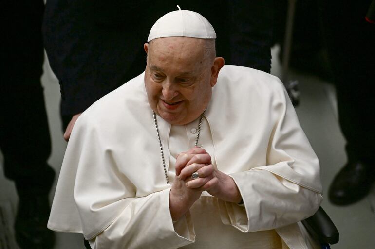 El Papa Francisco saluda a la gente al final de la audiencia general semanal el 12 de febrero de 2025 en el Aula Pablo VI del Vaticano.