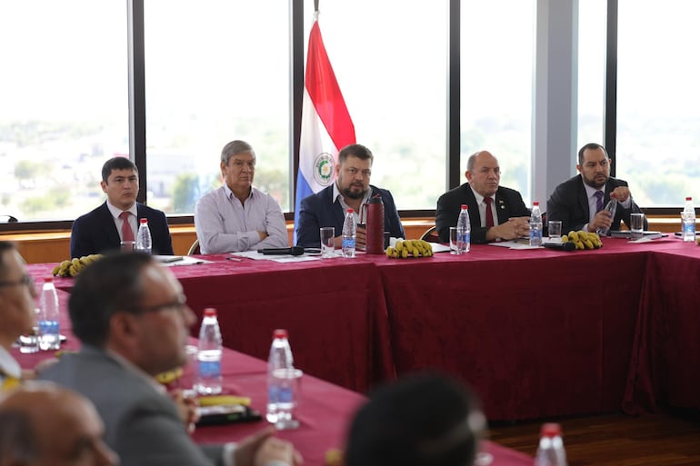 La comisión de Seguimiento y control del contrabando de la Cámara de Senadores se reunió con productores futihortícolas, autoridades nacionales el miércoles, en el Senado.