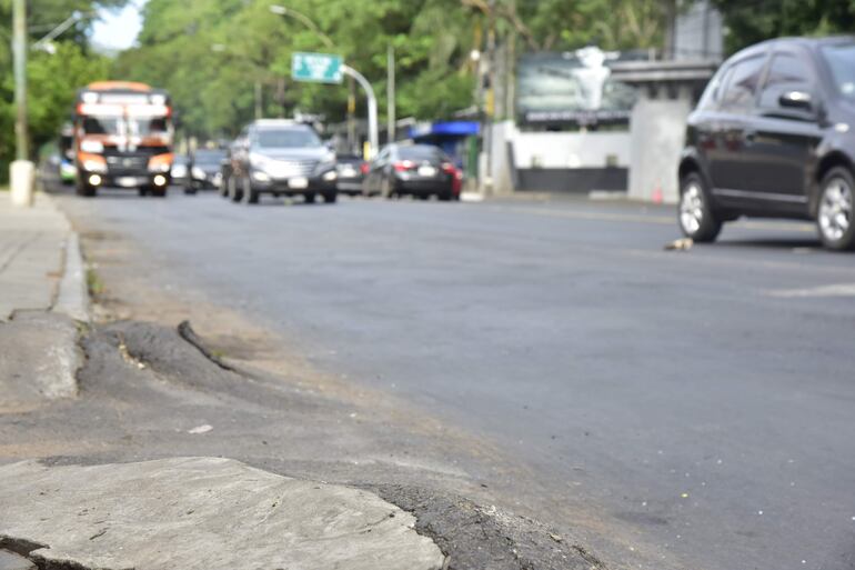 La avenida Mariscal López está en pésimo estado en gran parte de su trayecto de entrada al microcentro de Asunción.