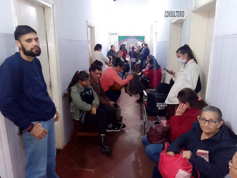 Diariamente el nosocomio recibe a centenares de personas en los consultorios 