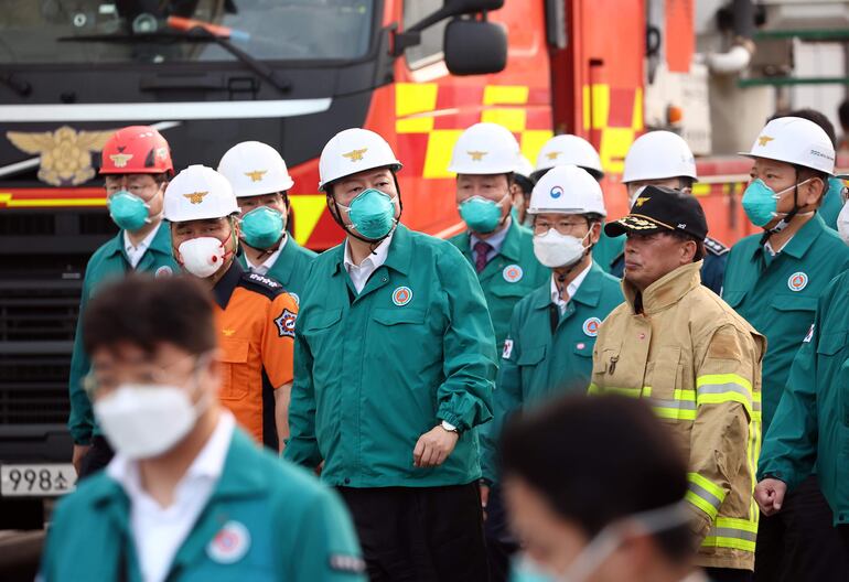 El presidente surcoreano, Yoon Suk Yeol (2 de la izquierda), está acompañado por otros funcionarios mientras inspecciona el lugar de un incendio en una fábrica primaria de baterías de litio en Hwaseong, a 45 kilómetros al sur de Seúl, 24 de junio de 2024.