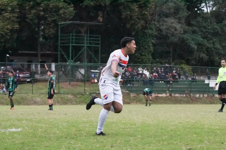 Festejo alfarero, en la goleada sobre el Deportivo Pinozá. (Foto: APF)