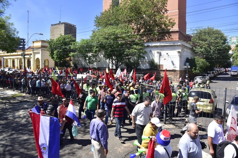 Ley de la carrera civil: fuerte congestión por marcha funcionarios en el microcentro