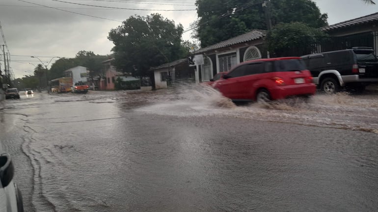 La lluvia de hoy jueves dejó calles completamente anegadas en la localidad de San Antonio.