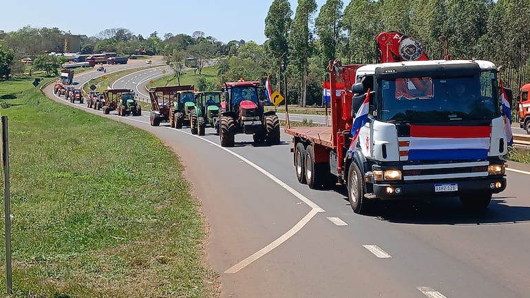 Caravana de camiones y tractores rumbo a Asunción.