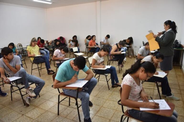 Jóvenes rindiendo las pruebas para acceder a las becas, en convocatorias de años anteriores.