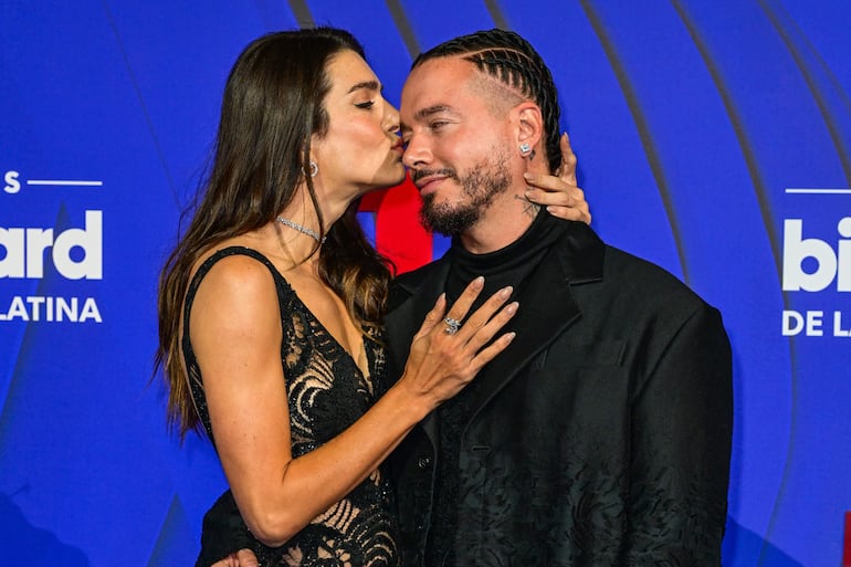 El cantante colombiano J Balvin y su esposa la modelo argentina Valentina Ferrer en el Billboard Latin Music Awards, en Miami.