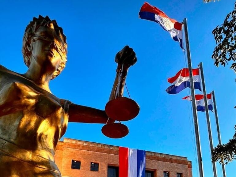 Imagen ilustrativa: estatua de la diosa Astrea, ubicada frente al Palacio de Justicia de Pedro Juan Caballero.