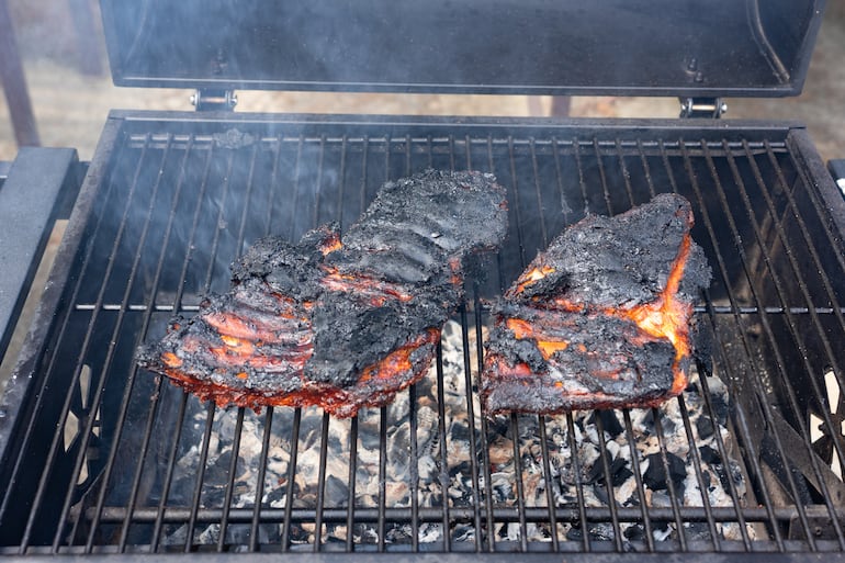 Asado quemado por fuera. La falta de control en las brasas provoca un asado “arrebatado”.