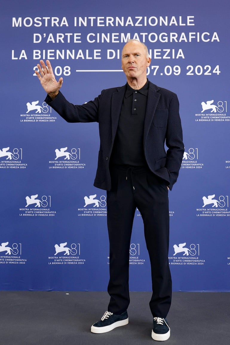 Michael Keaton posó para los fotógrafos en la conferencia de prensa.