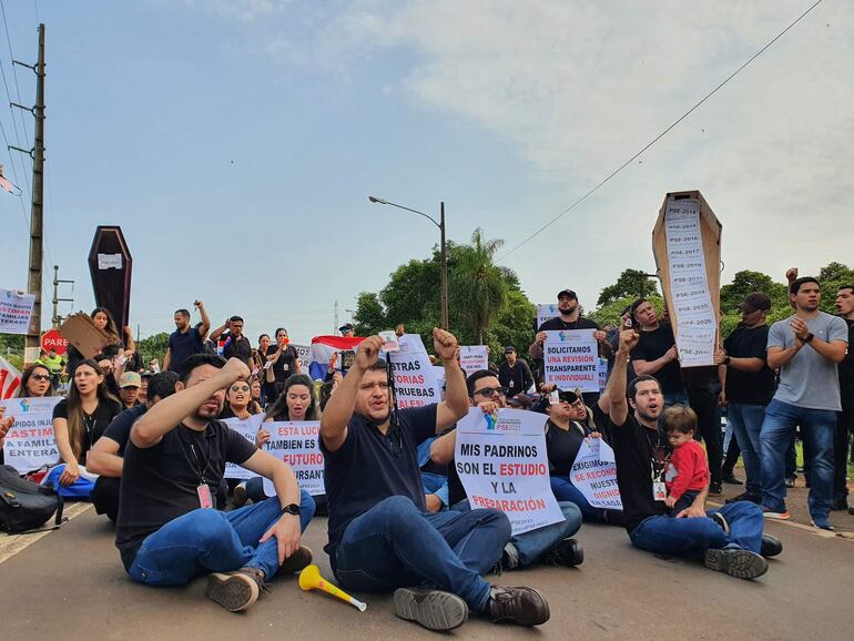 Manifestantes se ubicaron frente a la represa, solicitando la reincorporación de las personas desvinculadas por Justo Zacarías.