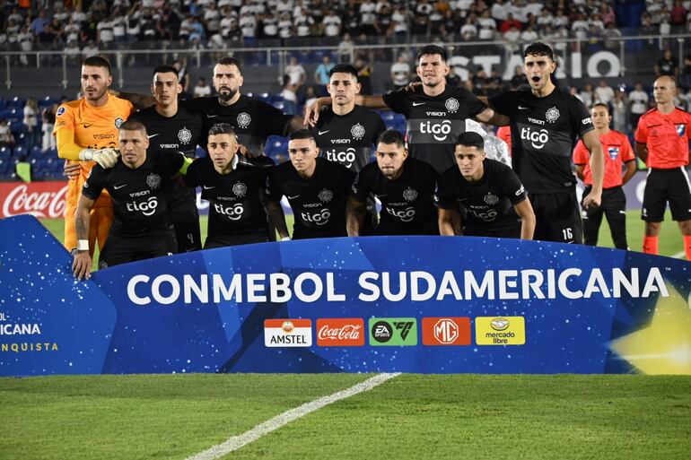 Los jugadores de Olimpia posan para la fotografía previa al partido frente a Sportivo Ameliano por la Fase Preliminar de la Copa Sudamericana 2024 en el estadio Defensores del Chaco, en Asunción.