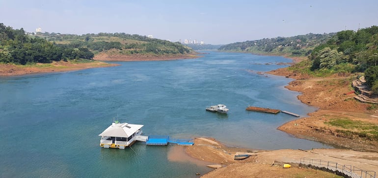 Vista del río Paraná, agua abajo del puente de la Amistad.