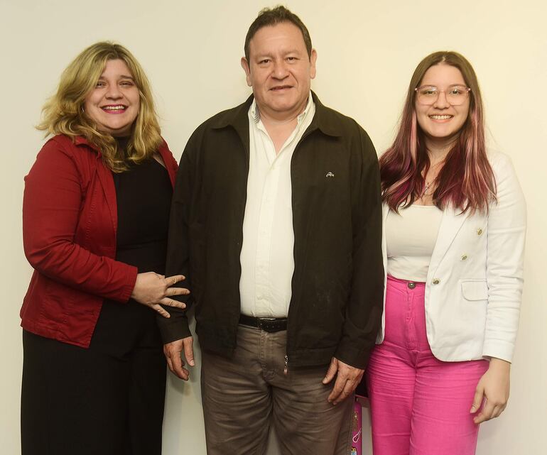 Mabel de Silguero, Roberto Silguero e Ingrid Silguero.