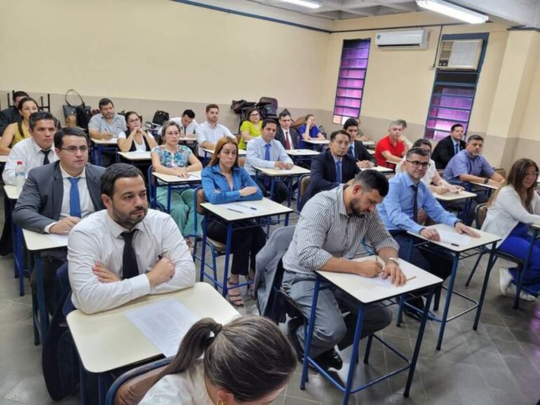 El fiscal Francisco Cabrera (de camisa blanca y corbata negra) fue uno de los postulantes aplazados en el examen del Consejo de la Magistratura.