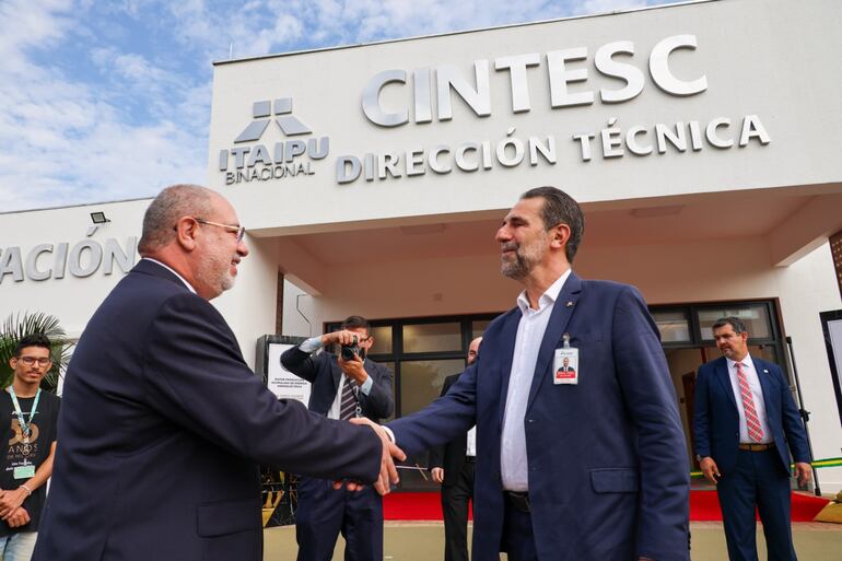 Los directores generales Justo Zacarías y Enio Verri, de Paraguay y Brasil respectivamente, durante la inauguración del CINTESC, en la Central Hidroeléctrica Itaipú.