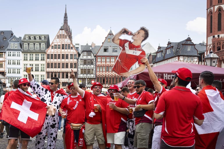 Los hinchas de Suiza esperando en Frankfurt el juego ante los locales