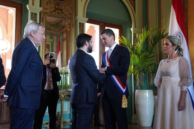 Gabriel Boric, presidente chileno, saluda a Santiago Peña.