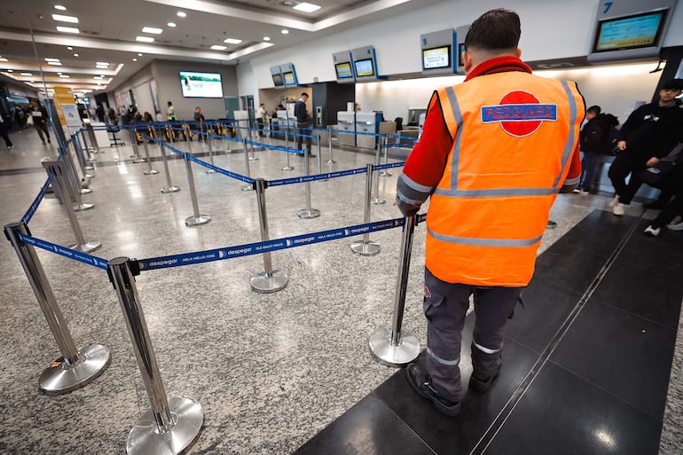 Trabajadores en un área desocupada este viernes en el aeropuerto Jorge Newbery de la ciudad de Buenos Aires (Argentina).