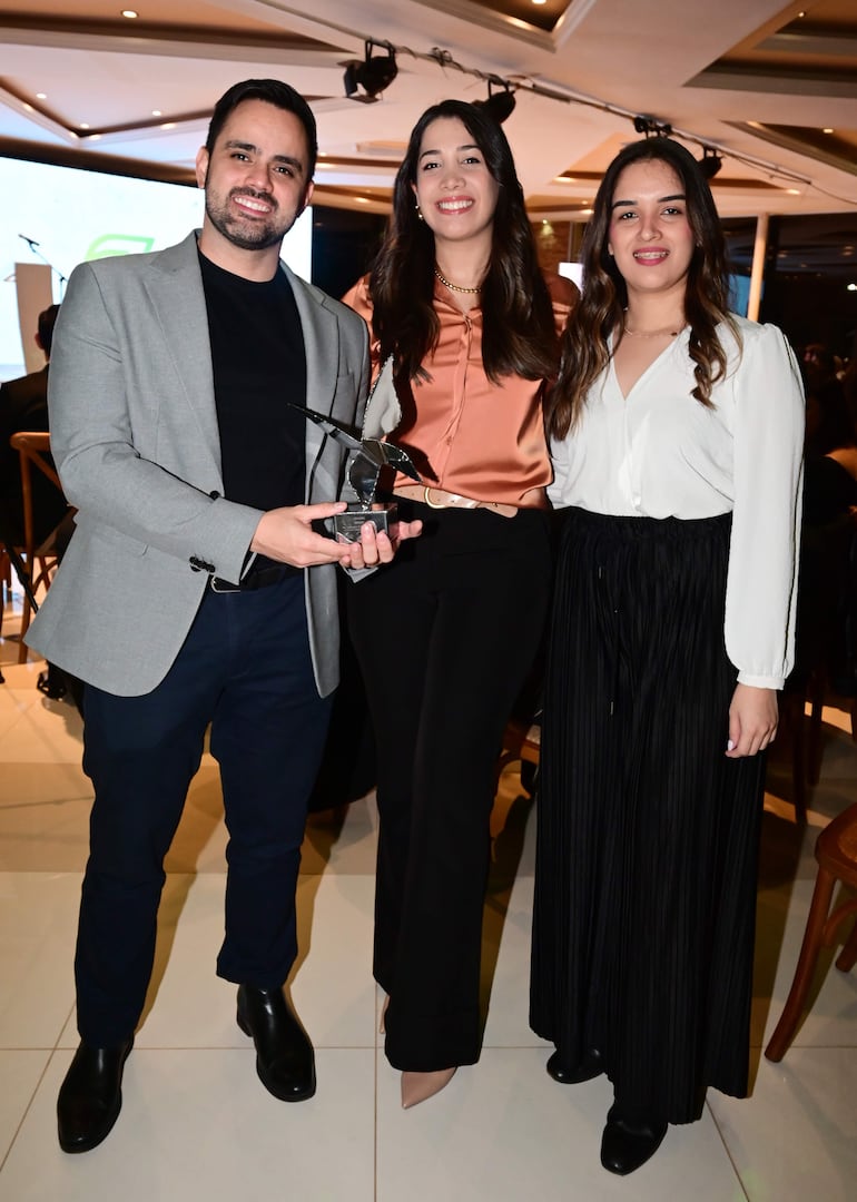 Ángel Macchi, Aramí Sánchez y Paola Bareiro. 