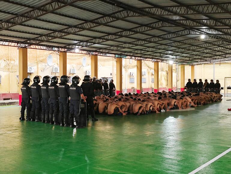 Agentes de la Policía Nacional custodian a los presos durante la intervención del penal de San Pedro de Ycuamandyyú.