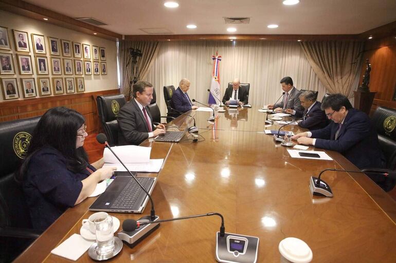 María Carolina Llanes, Alberto Martínez Simón, Luis María Benítez Riera, César Diesel, Víctor Ríos Ojeda, Manuel Ramírez Candia y Gustavo Santander Dans, ministros de la Corte Suprema de Justicia. 
Sesión de la corte