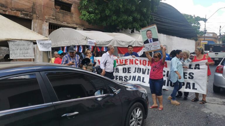 Un grupo de jubilados seguirá en vigilia frente a la Caja Municipal hasta que la institución sea intervenida.