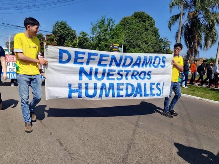 Jóvenes de Pilar marchan para pedir a las autoridades el cese de la destrucción del medio ambiente en Ñeembucú.