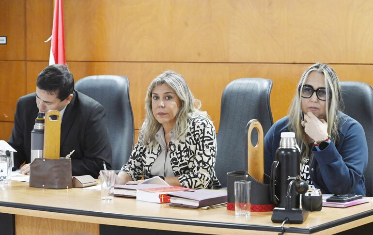 Jueces Darío Báez, Gloria Hermosa (presidenta) y Alba González. Tribunal de Sentencia que condenó a Patricia Samudio y su esposo.