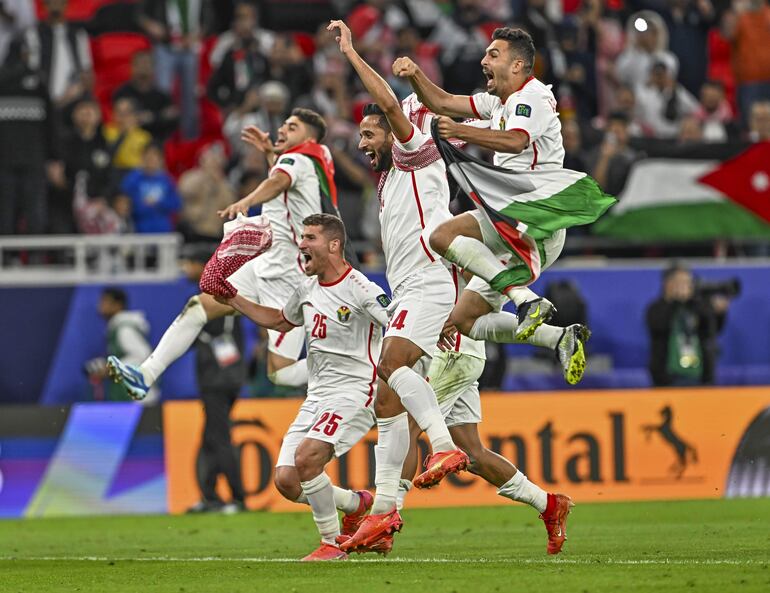 Al Rayyan (Qatar), 06/02/2024.- Players of Jordan celebrate after winning the AFC 2023 Asian Cup semi final match between Jordan and South Korea in Al Rayyan, Qatar, 06 February 2024. (Jordania, Corea del Sur, Catar) EFE/EPA/NOUSHAD THEKKAYIL
