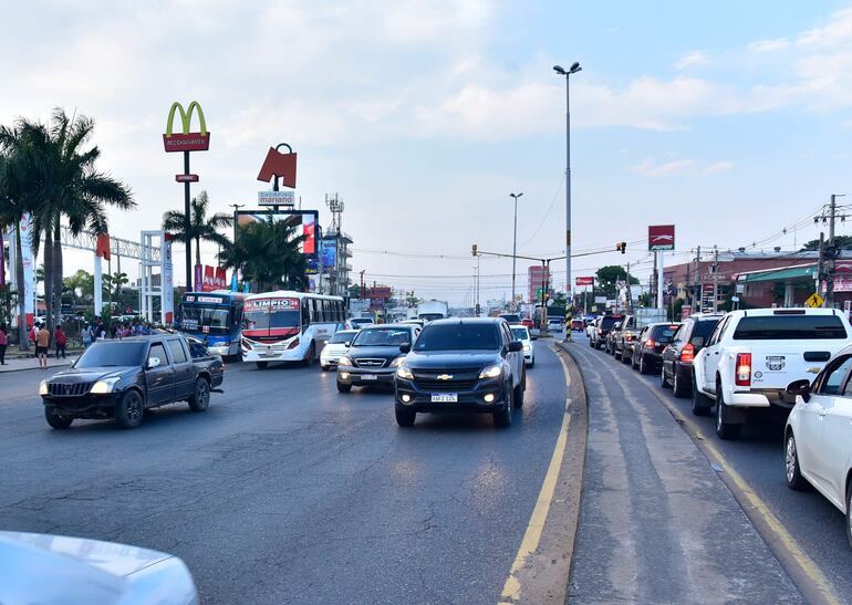 Vista del tránsito sobre la exruta Transchaco en Mariano Roque Alonso.