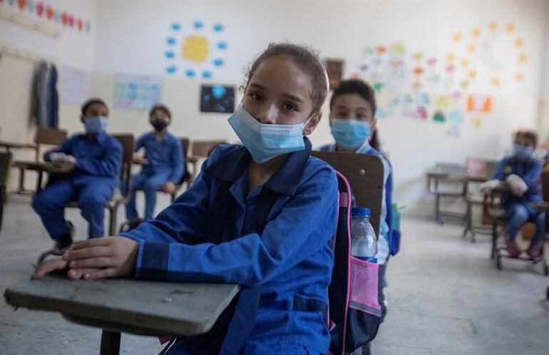 Niños en las escuelas con tapabocas para evitar contagios de COVID-19.