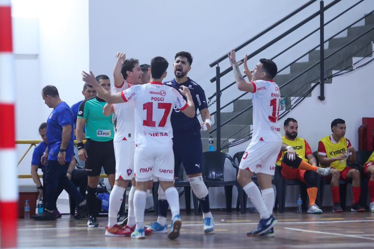 Don leyendas del súpercampeón, Enmanuel "Yiyi" Ayala y el portero Giovanni González celebran la goleada sobre Afemec, junto a sus compañeros, en el juego final de ida.