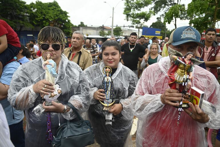 Devotos de la Virgen de Caacupé.