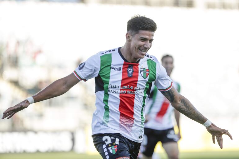 El paraguayo Junior Marabel, jugador de Palestino, celebra un gol en el partido contra Portuguesa de Venezuela por la Fase 2 de la Copa Libertadores 2024 en el estadio El Teniente, en Rancagua, Chile.