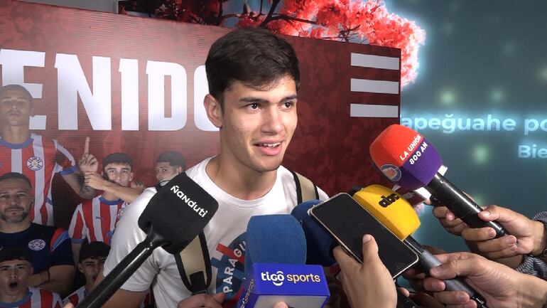 Lucas Quintana, jugador de la selección paraguaya, conversa con los medios al aterrizar en el Aeropuerto Internacional Silvio Pettirossi, en Luque, Paraguay.