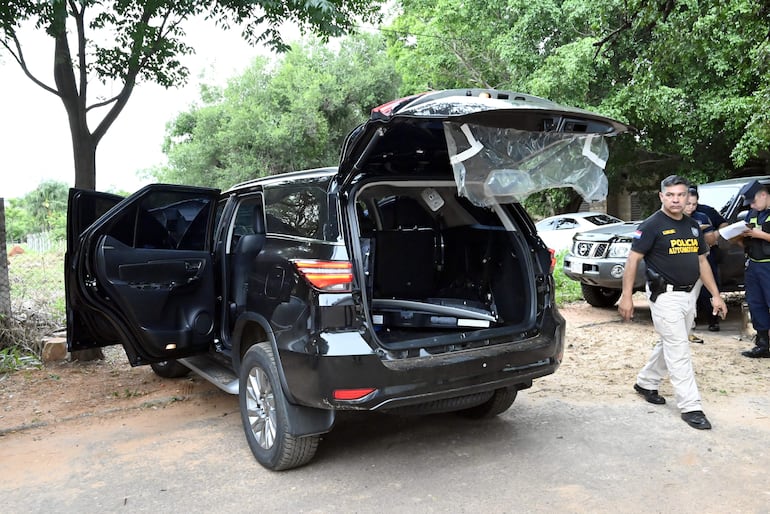 Agentes de la Policía inspeccionan la camioneta del diputado Roberto González el sábado, luego de hallarla en Luque.