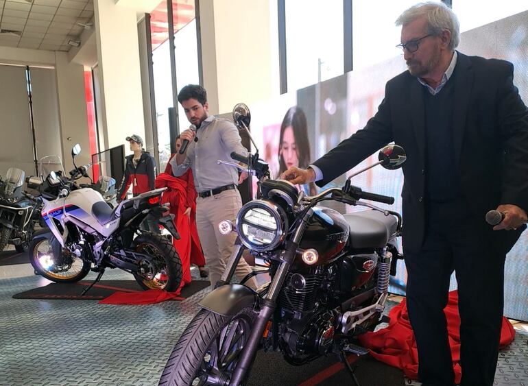 Esteban Carrizosa, gerente de Honda; y Miguel Carrizosa, presidente de Diesa, en el lanzamiento de Honda.