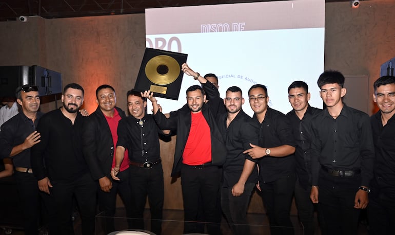 Banda Tava'i llegó desde la localidad de 25 de Diciembre para recibir su Disco de Oro.