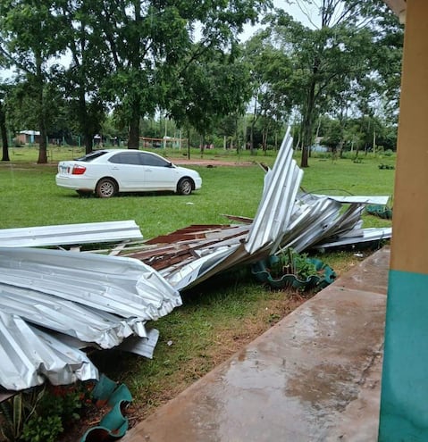 Parte de un tinglado que voló a consecuencia del fuerte viento.