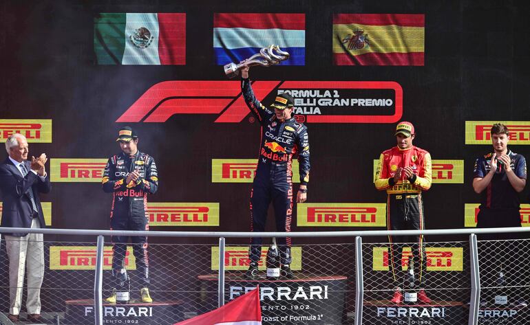 El neerlandés Max Verstappen (c), piloto de Red Bull Racing, durante la celebración del Gran Premio de Italia en el Autódromo Nacional de Monza, en Monza.