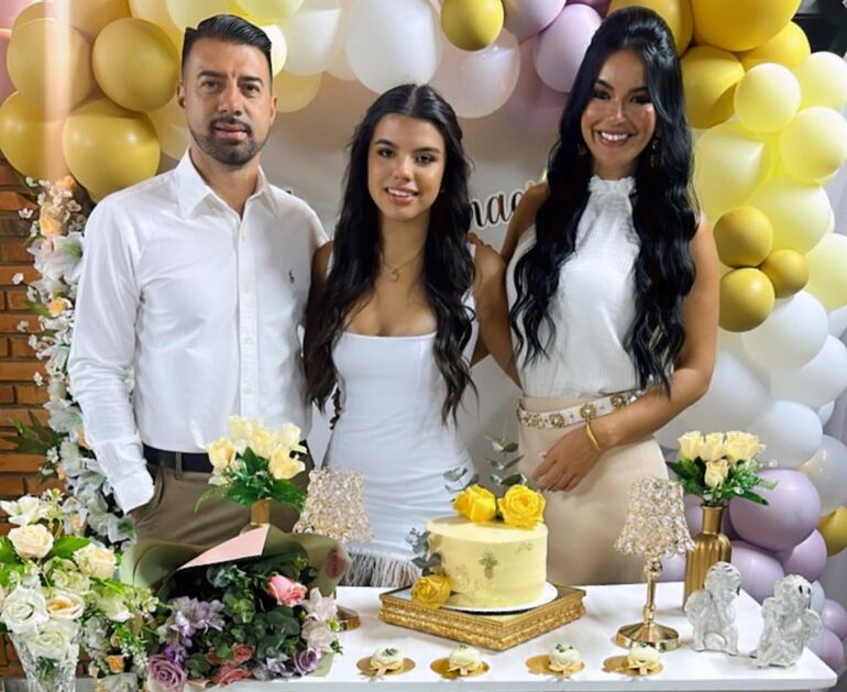 Julio Cáceres y Gloria Vera posan felices con su hija Carmen, quien recibió el sacramento de la Confirmación.