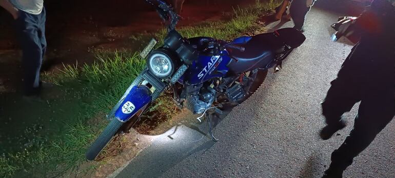 El joven que iba al mando de esta motocicleta impactó por la parte trasera de un camión y falleció.