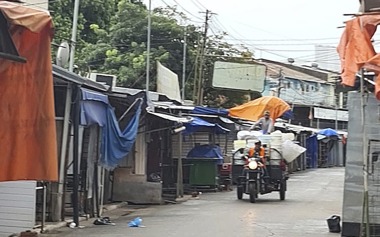 Calles y puestos vacíos en Nanawa (exPuerto Elsa) una de las ciudades fronterizas afectadas por la crisis de la pandemia.