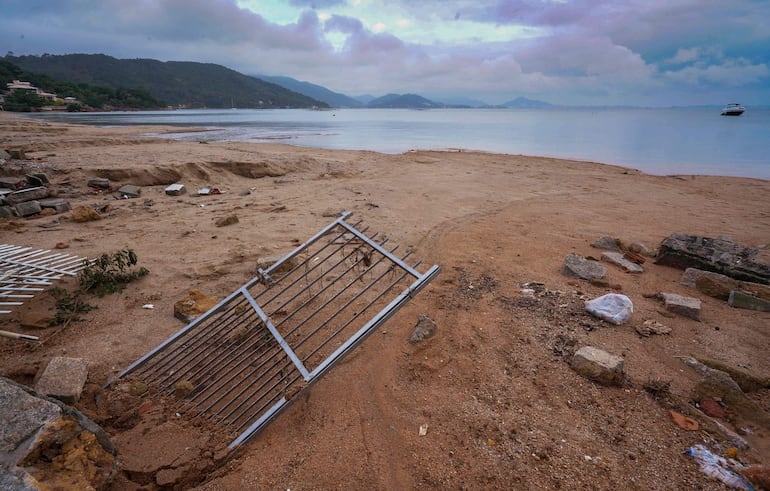 En la foto se muestra una puerta de una casa dañada después de las fuertes lluvias en el barrio de Sambaqui en Florianópolis, estado de Santa Catarina, Brasil,